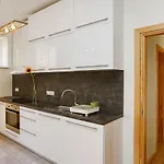 Modern Cozy 1br In Quiet Center Of شقة